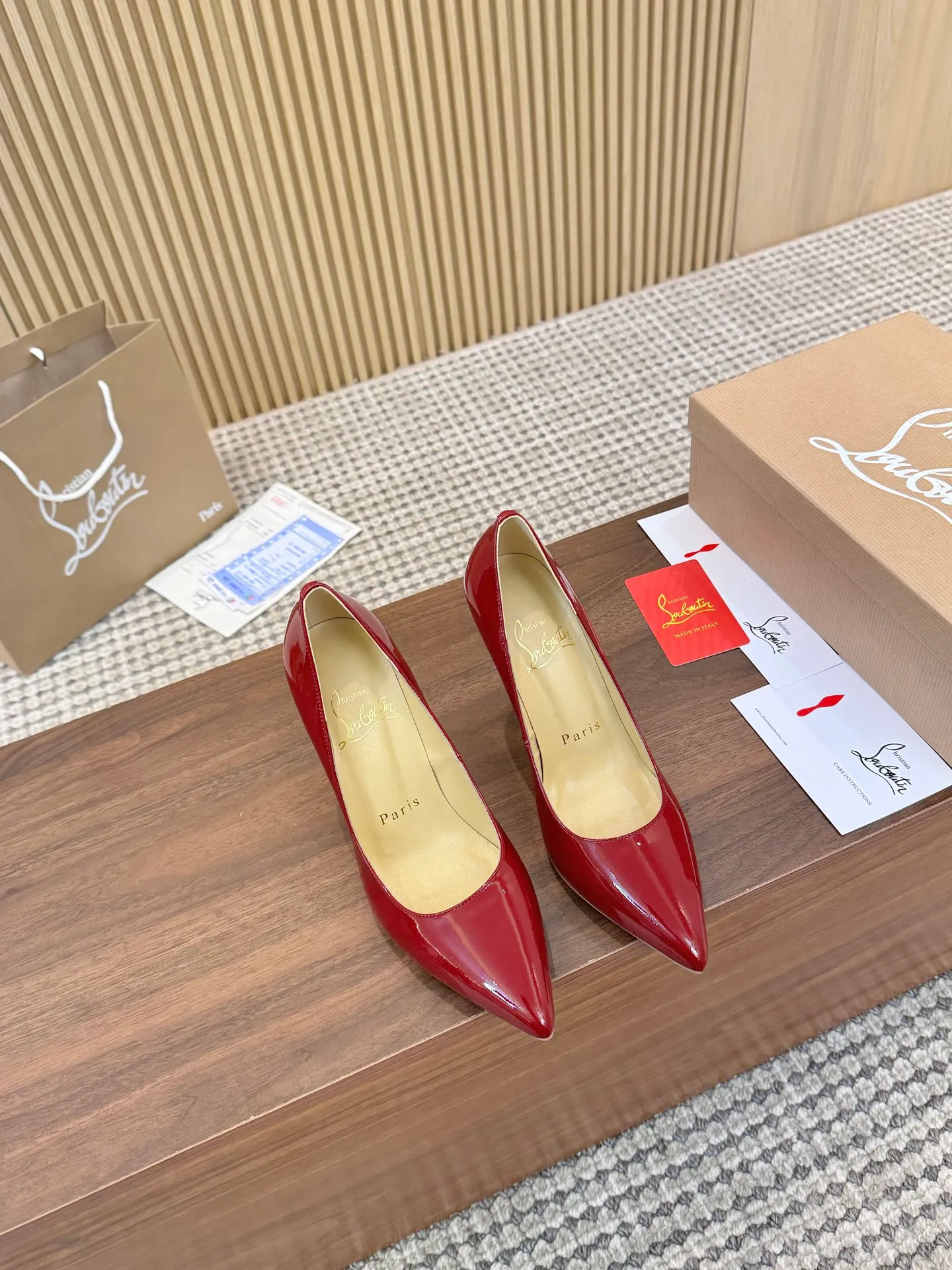 💕💕Factory direct selling price p440💕💕 Genuine leather sole +40 shipped all year round💝Christian Louboutin CL👠 "Imported cow patent leather💎Side hollow series" noble and luxurious, real blingbling👟👟 real materials, all customized by the pattern maker, and the materials are made of original customized materials to achieve the taste of the original 5 color options💍 Upper: Imported 👉cow patent leather💪 Lining: Sheepskin foot pad/lining Size: 34-40.41.42 Heel height: two options: 10.5cm and 8.5cm